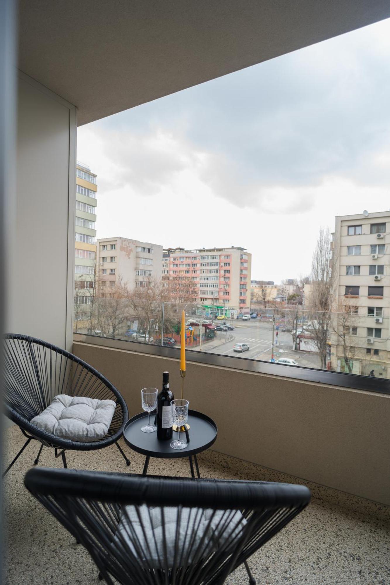 Central Apartments With City View & Large Balcony Boekarest Buitenkant foto