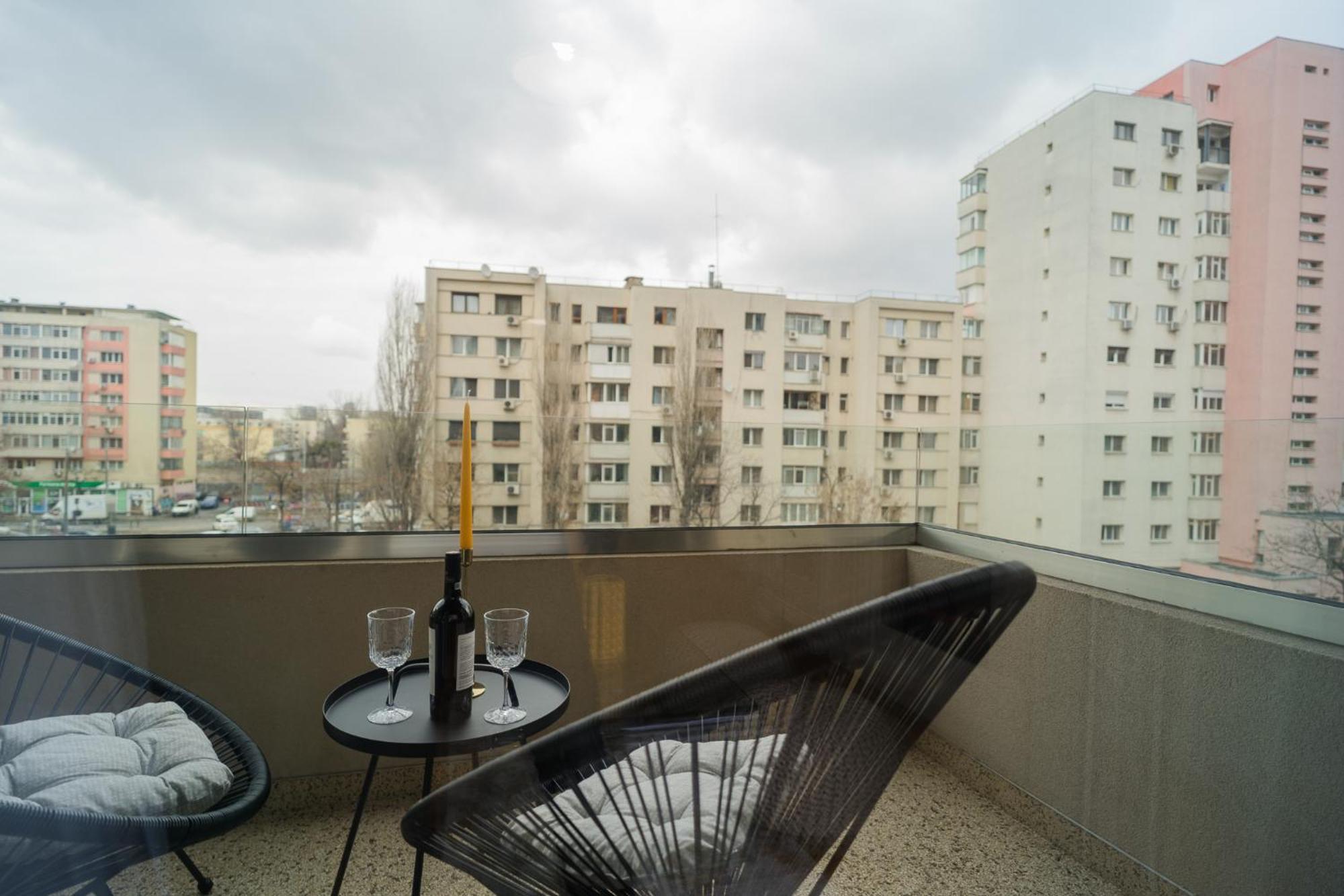 Central Apartments With City View & Large Balcony Boekarest Buitenkant foto